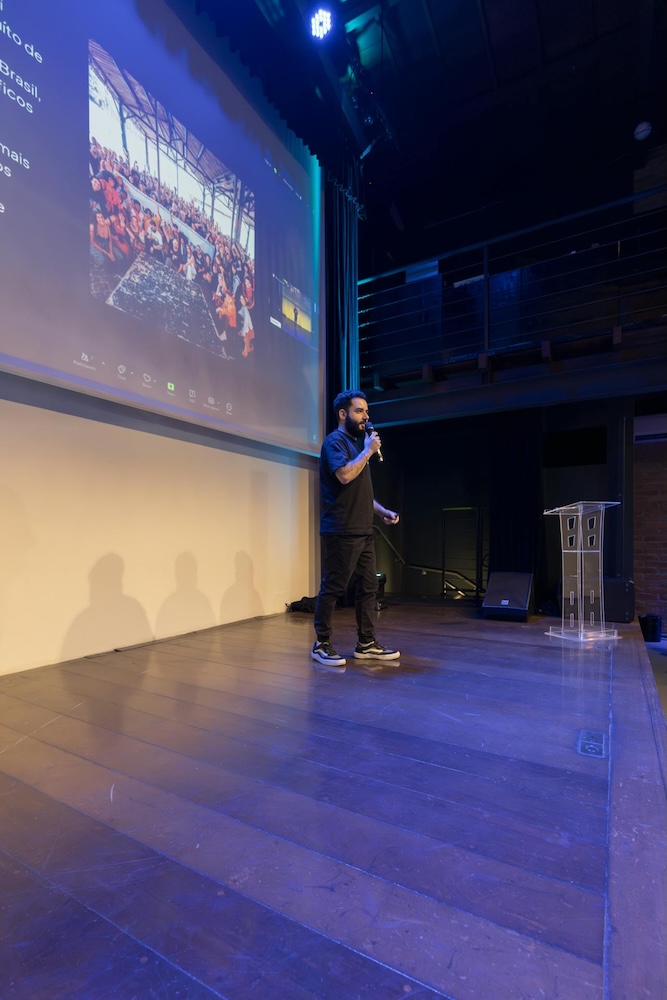 Image of a man speaking on stage, anxiety hypnotherapy for public speaking with Rowenna