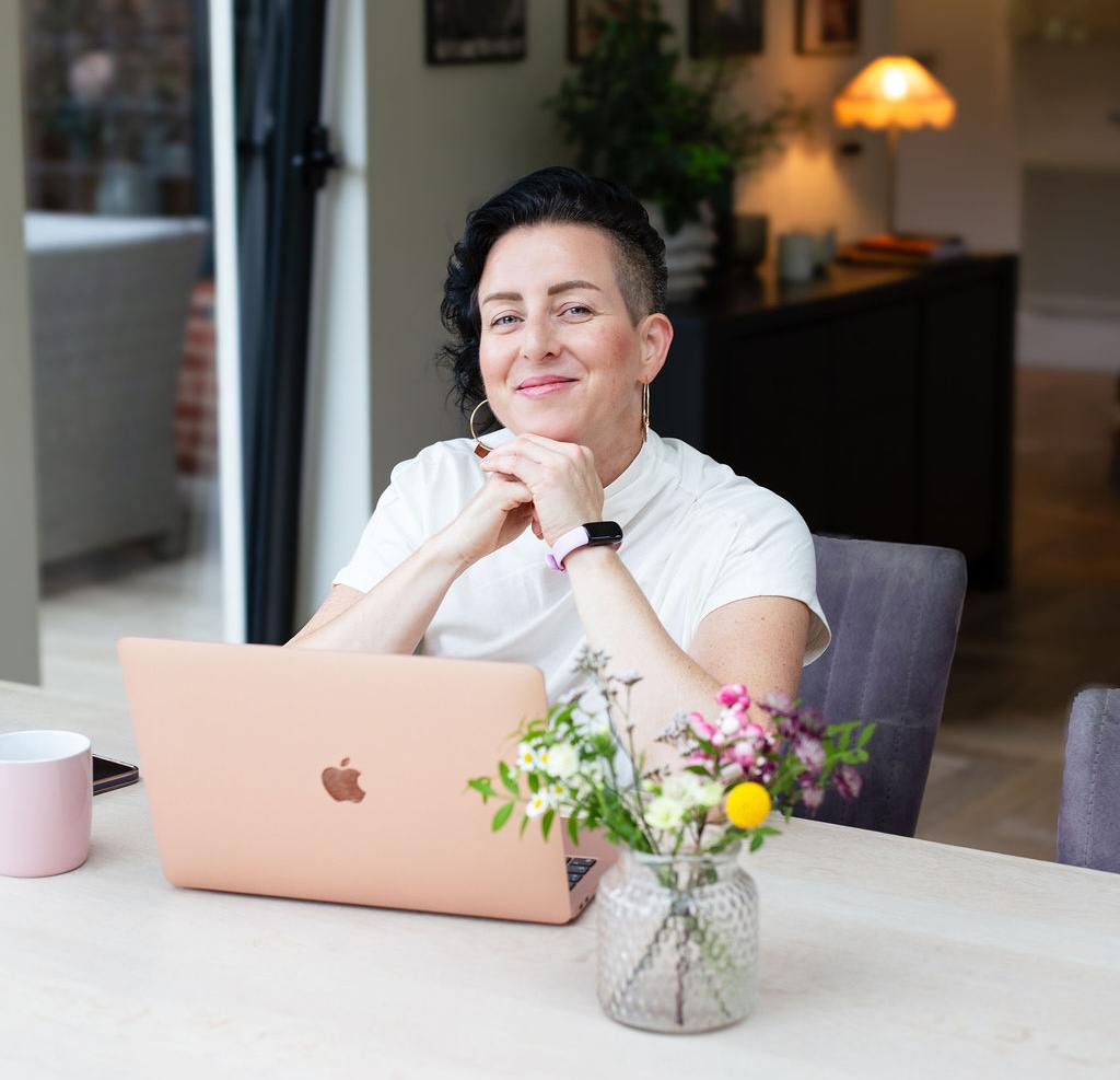 Image of Rowenna at her laptop, therapist coaching online with Rowenna