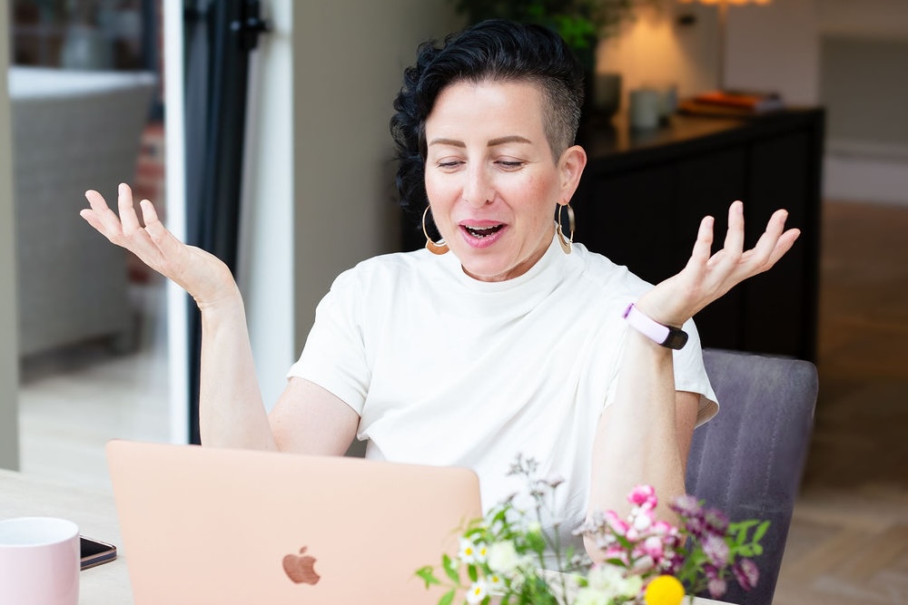 Image of Rowenna running an online therapist coaching workshop